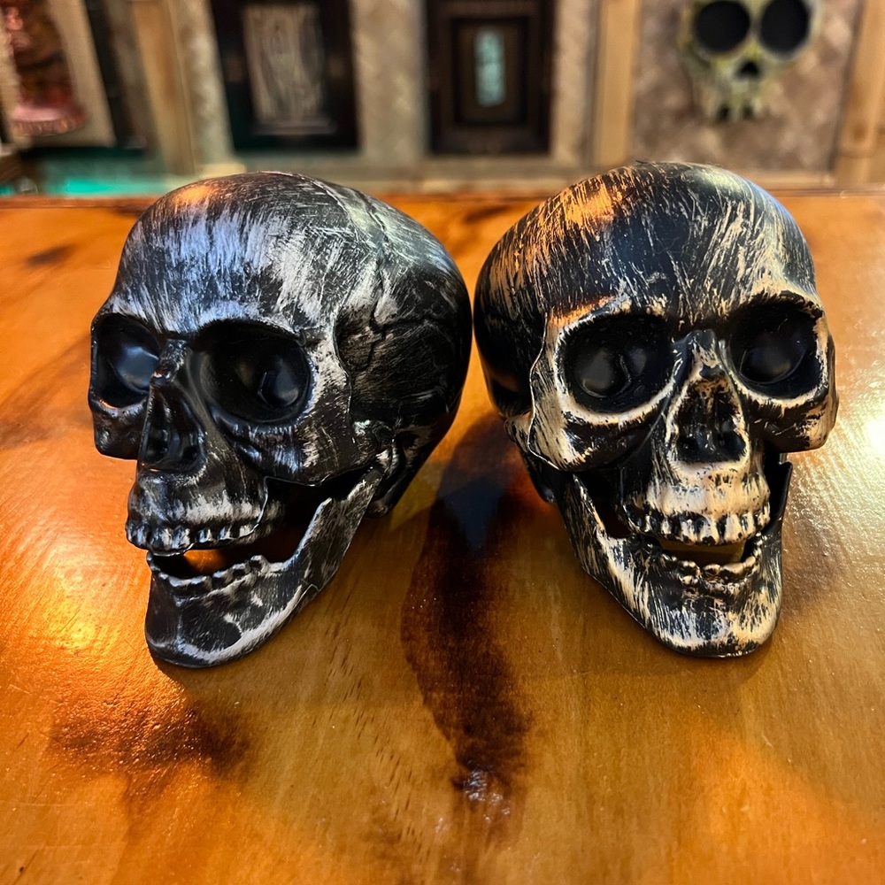 Plastic Silver/Gold Skulls 💀 - Set of 2